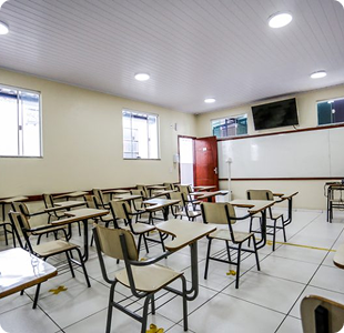 Sala de aula com carteiras organizadas