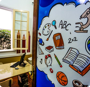 Espaço de recepção decorado com ilustrações escolares