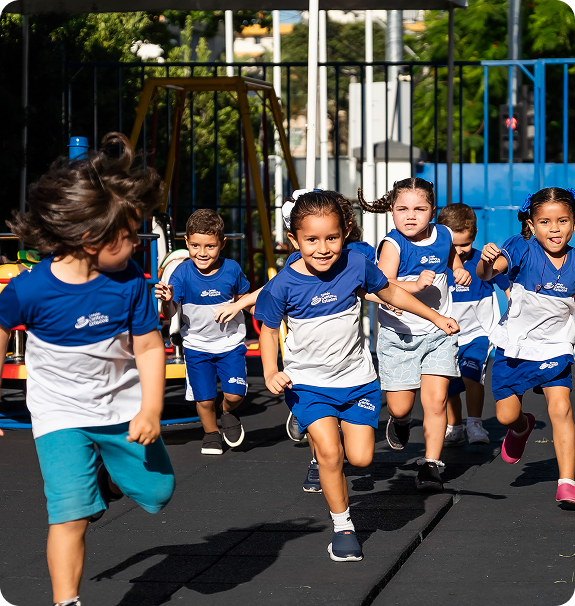Alunos do Centro de Estudos correndo e sorrindo durante atividade do Ensino Fundamental
