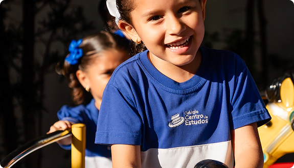Aluna sorridente durante atividade na escola