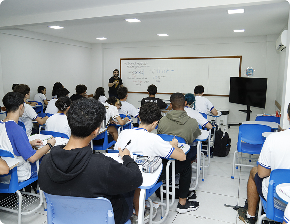 Sala de aula do Centro de Estudos com professor e alunos
