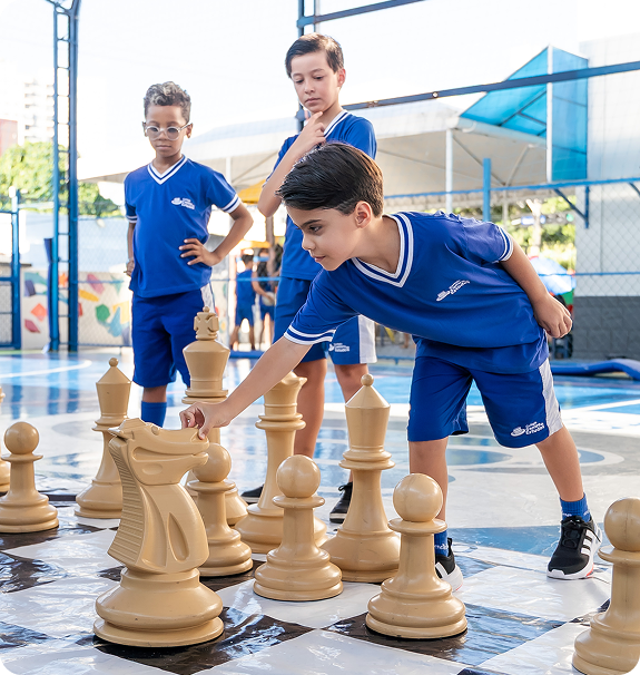 Alunos do Centro de Estudos correndo e sorrindo durante atividade do Ensino Fundamental