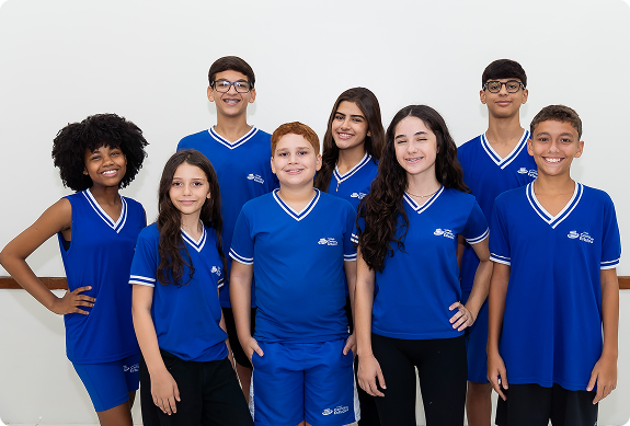 Aluna sorridente durante atividade na escola